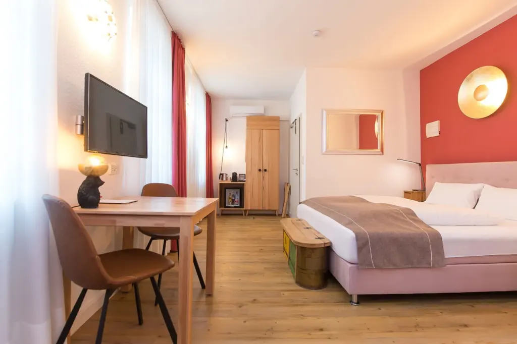 Standard room in apricot