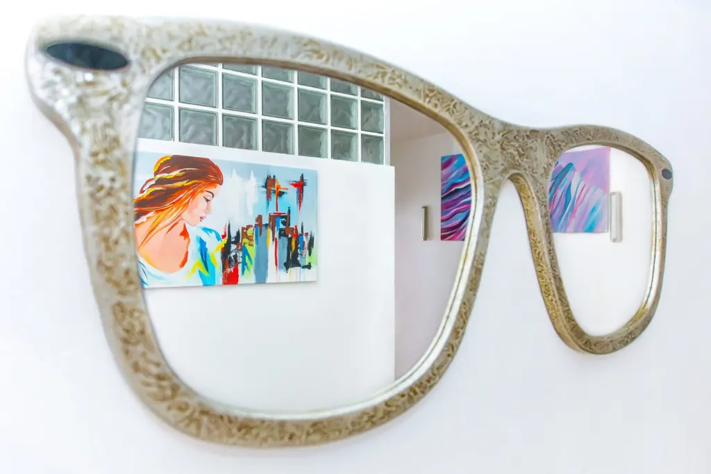 Glasses-shaped mirror in the violet room